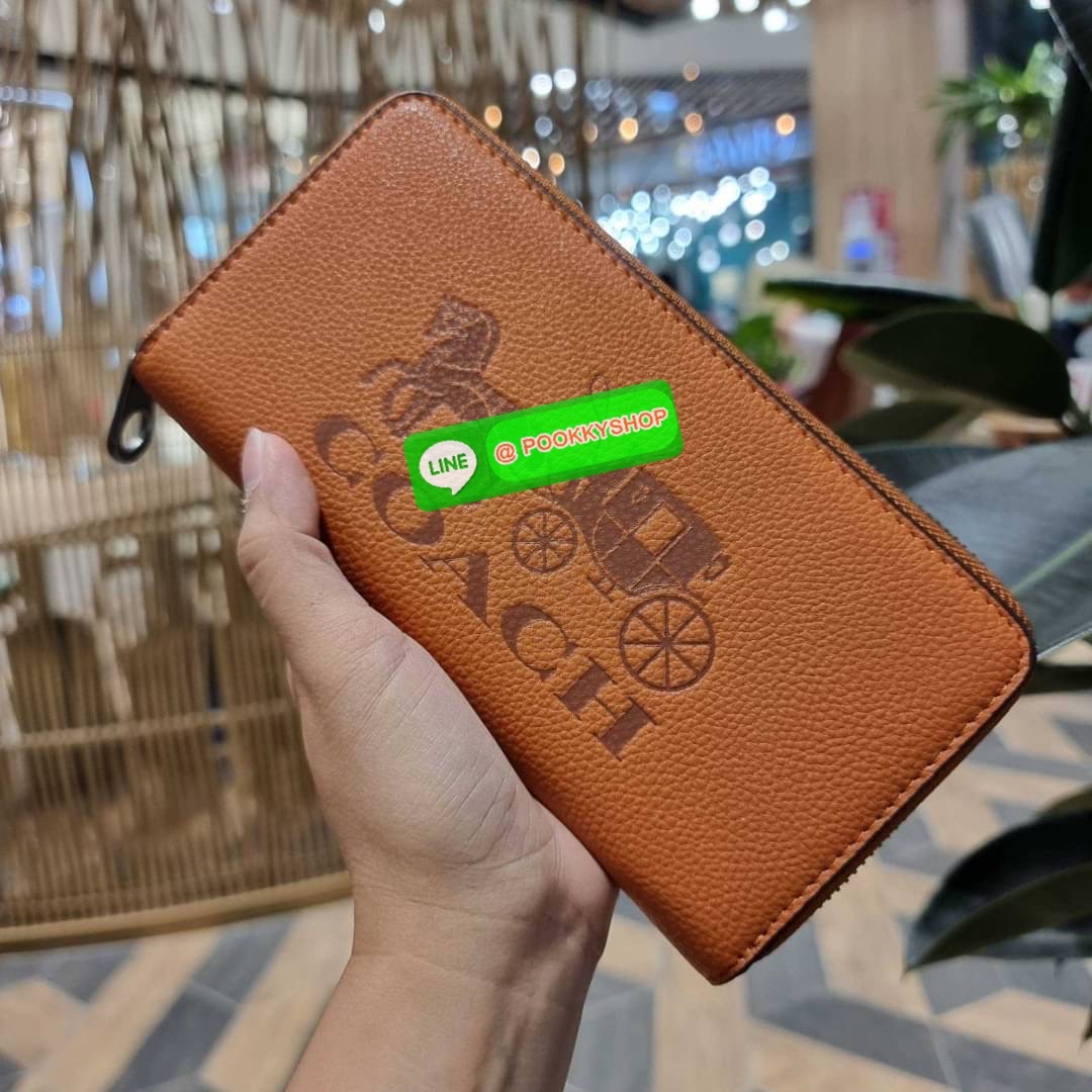 COACH C3548 LONG ZIP AROUND WALLET WITH HORSE AND CARRIAGE พร้อมเสิร์ฟความหรู กับคอลใหม่ สีสวย ผู้ดีขับผิวมาก กระเป๋าสตางค์ใบยาวกึ่งคล้องมือ เรียบหรู โดดเด่นด้วยโลโก้เอกลักษณ์ วัสดุหนัง pepble ทนทาน มาพร้อมสายคล้องมือ ถอดออกได้ ภายในใส่บัตรได้เยอะ มีช่องซ