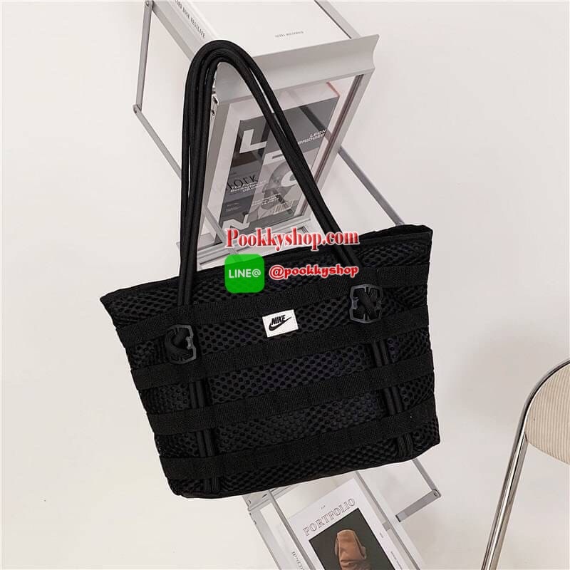 Brand : Nike Detail : กระเป๋าสะพายข้างสุดชิค เก๋ไก๋ด้วยลายที่โดดเด่นของ Nike ภายในกว้าง ใส่ของได้จำนวนมาก มีทั้งช่องซิป ช่องใส่ของเล็กๆ น้อยๆ กระเป๋าระบายได้ดีมาก สามารถใส่เสื้อผ้าไปออกกำลังกายได้เลย ราคาแบบนี้ใครยังไม่มีต้องเก็บไว้สักใบแล้วนะคะ กระเป๋าน้