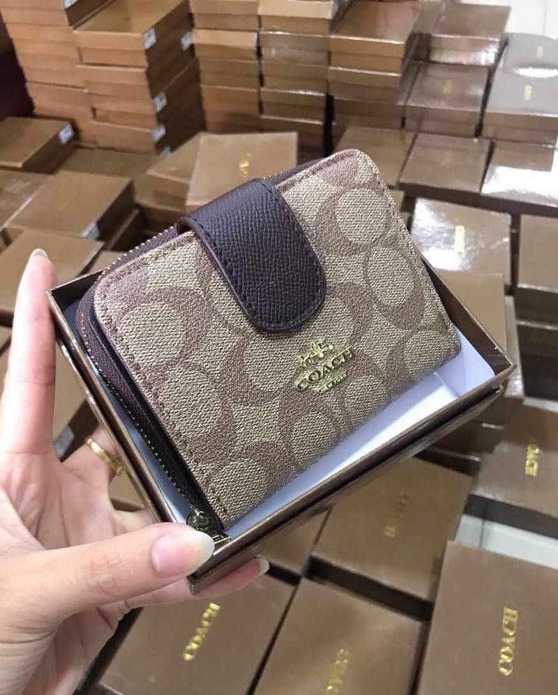Hot รุ่นขายดี กระเป๋าสตางค์ Coach สองพับ •งานเกรดพรีเมี่ยมปั้มทุกจุด ติดโลโก้ปั้ม Coach ด้านใน 1 ช่องใส่เเบงค์ 1 ซิป ภายในมี 2 ช่อง งานสวย เนี๊ยบสุด อุปกรณืกล่องเเบรนด์