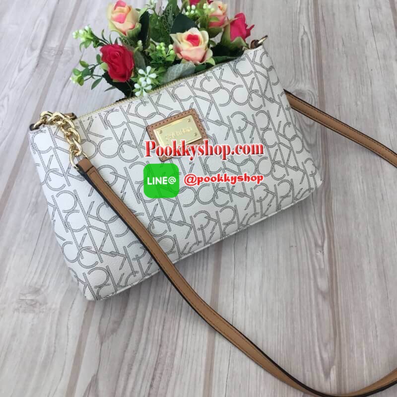 New arrival !!! Calvin Klein Crossbody Bag กระเป๋าสะพายขนาดน่ารัก วัสดุ PVC คุณภาพดี หนังนิ่ม น้ำหนักเบา ตัวกระเป๋าออกแบบลาย CK ทั้งใบ ด้านหน้าประดับด้วยโลโก้แบรนด์สวยหรู หัวซิปเป็นหนังง่ายต่อการใช้งาน ช่องหลักเปิดปิดกระเป๋าด้วยซิป ด้านในโล่งกว้าง มีช่องซ