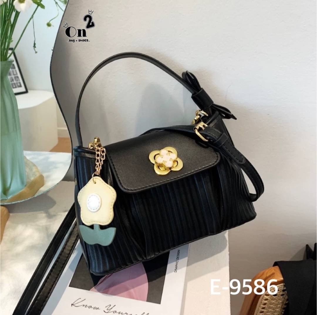 กระเป๋าสไตล์เกาหลีมาใหม่ หนังพลีทเล็กเย็บจีบด้านหน้า อะไหล่เปิดปิดรูปดอกไม้ มาพร้อมพวงกุญแจ+สายสะพายยาว