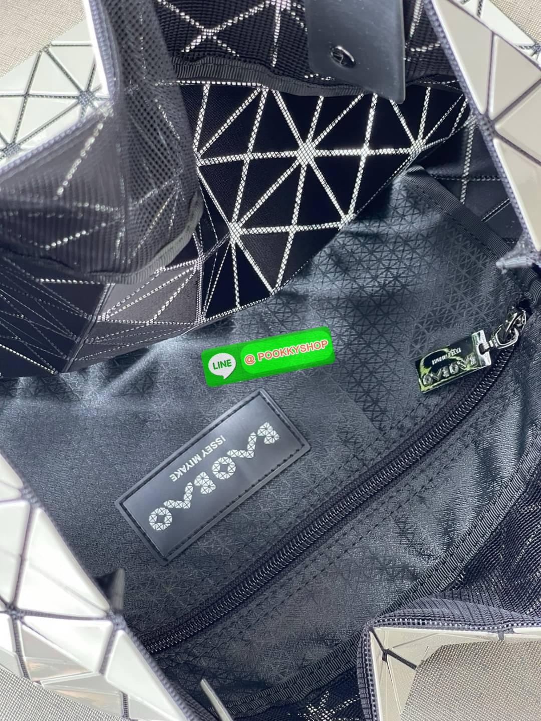 Baobao Issey Miyake Prism Frost ToTe Bag ซีรีส์ที่มีความแวววาวนุ่มนวลและมีลวดลายคล้ายเกรนของผ้าเพื่อสร้างลุคที่มีเท็กซ์เจอร์ กระเป๋าโท้ตที่มีให้เลือกอย่างหลากสี มีกระเป๋าซิปด้านในที่สามารถเก็บของมีค่าได้อย่างปลอดภัย เช่น บัตรโดยสารประจำและกุญแจ กระเป๋าโท้