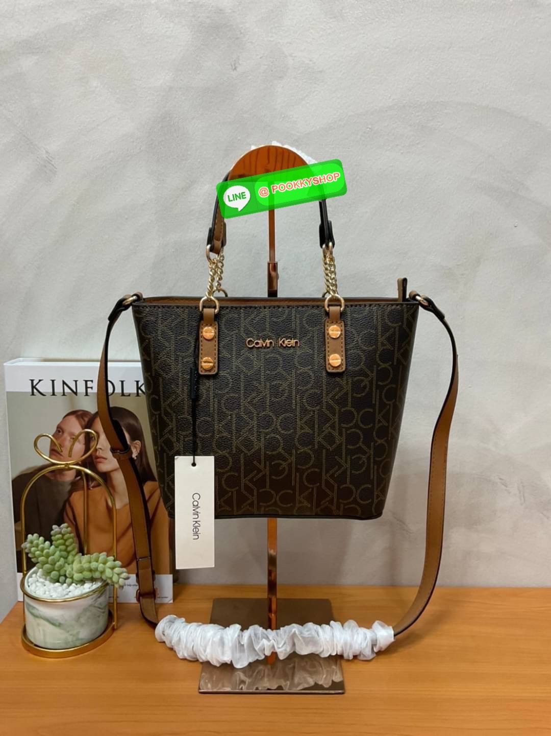 Calvin Klein Monogram Shopping Bag คอลเลคชั่นใหม่ล่าสุด ของมันต้องมี สวยหรูดูแพงมาก สำหรับรุ่นนี้!!! กระเป๋าถือ/สะพาย Crossbody รุ่นใหม่ชนช้อป รุ่นยอดนิยม วัสดุ PVC คุณภาพดี น้ำหนักเบา ด้านหน้าประดับด้วยโลโก้แบรนด์ ตัวกระเป๋าลาย monogram สวยหรู รอบใบ มาพร