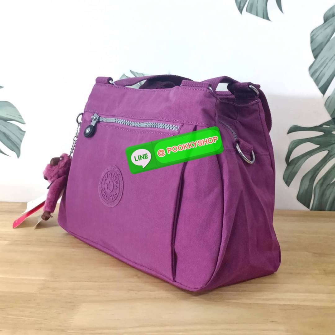 KIPLING ELISE HANDBAG กระเป๋าถือและสะพายไหล่ วัสดุ Nylon +Polyester ขนาดกำลังพอดี จุของได้มาก มีหูจับสองสาย ถือสะดวก น้ำหนักเบา มีช่องซิป ด้านหน้า ช่อง กระเป๋าหลักเปิด-ปิดด้วยซิป มี3 ช่องว่างใส่ของได้จุมากๆ ใส่มือถือได้ กระเป๋าสตางค์ใบยาว และ เครื่องสำอาง