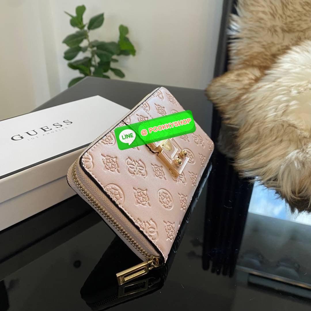 Guess Long Wallet กระเป๋าเงินใบยาวซิปรอบ ด้านหน้ามีโลโก้แบรนด์สีเข้ากระเป๋าสวยสะดุดตา รุ่นนี้มีสายคล้องมือมาให้ เพื่อใช้งานง่ายและสะดวกมากยิ่งขึ้น ด้านในมีช่องใส่ธนบัตร ช่องใส่บัตร และช่องซิปใส่เหรียญค่ะ