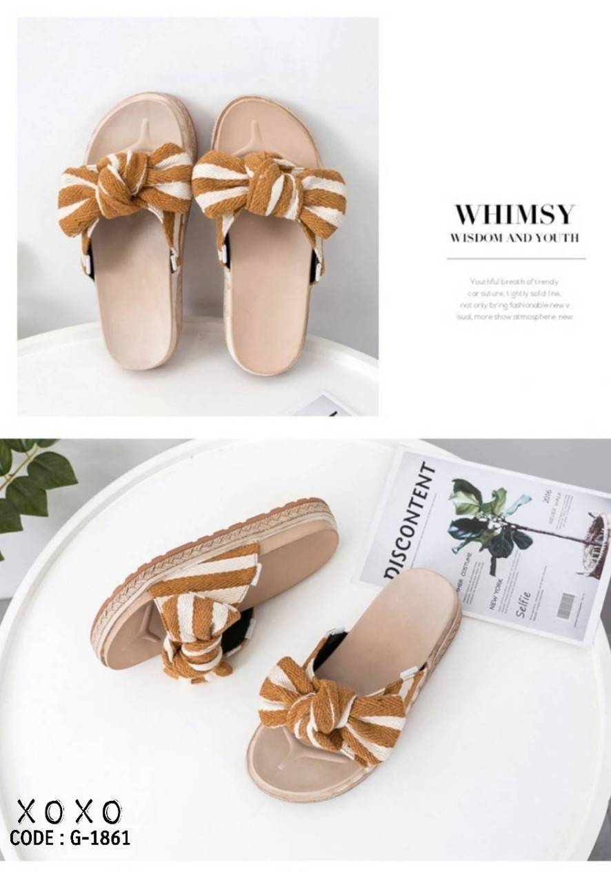 สินค้าพร้อมส่ง แถมฟรี สายคล้องเป็นรัดหลัง แตะสวม งานเก๋ วัสดุผ้าลายสลับสี ด้านหน้ามัดโบ พื้นรองเท้าส้นเสมอ ไม่ต้องเขย่ง สวมใส่ง่าย กระชับ แมทส์ชุดง่าย ติดรูเกี่ยวตะขอขอบรองเท้า ใส่ได้ 2 แบบ จะใส่แบบแตะ หรือมีสายรัดหลังง่ายๆ โดยเกี่ยวตะขอ เท่านั้นเอง ก็เปล