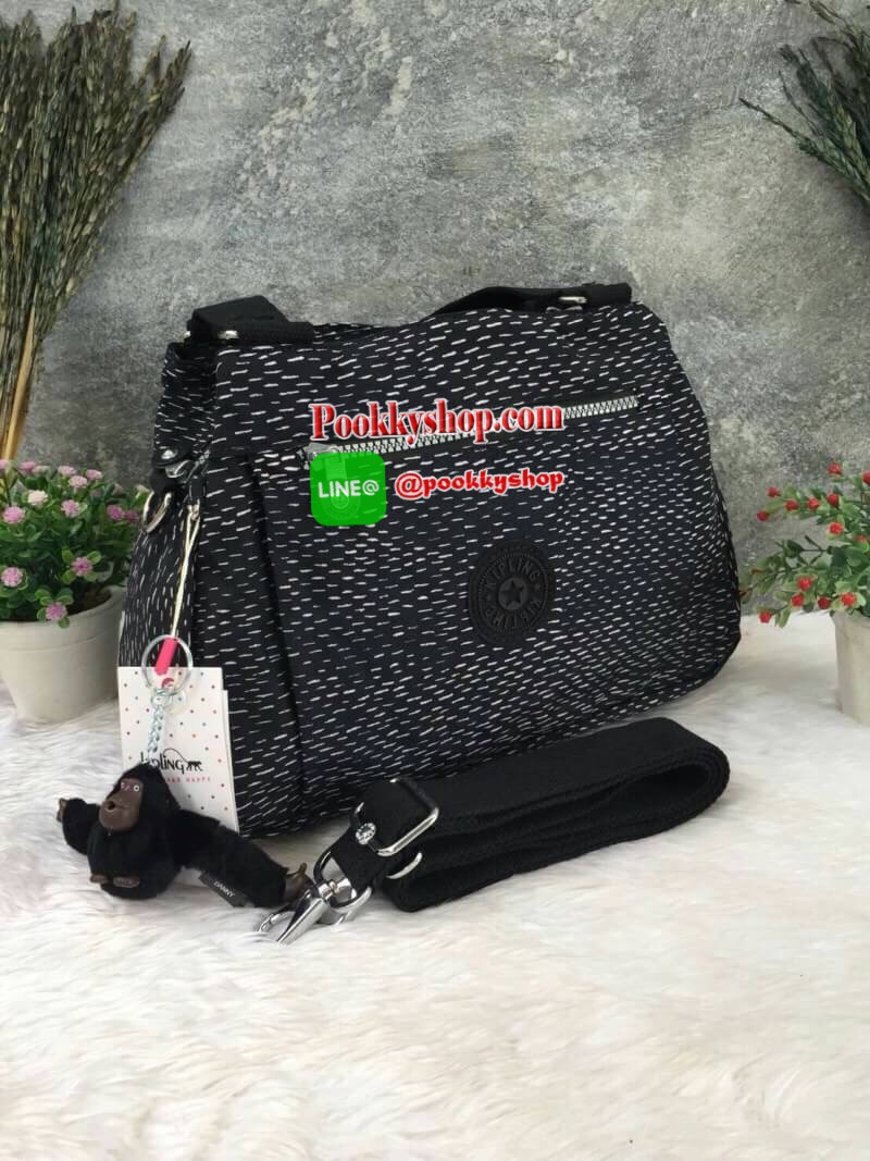 Kipling กระเป๋าสะพาย รุ่น Elysia กระเป๋าสะพาย KIPLING มาพร้อมดีไซน์ทันสมัย และสามารถใช้งานได้อย่างดี เข้ากับทุกการแต่งตัว โดดเด่นด้วยพื้นที่ภายในและช่องต่างๆ ที่ให้คุณจัดเก็บของสำคัญได้ครบถ้วน สามารถสะพายได้หลายแบบ ตามที่คุณต้องการ - สายสะพายสามารถปรับและ