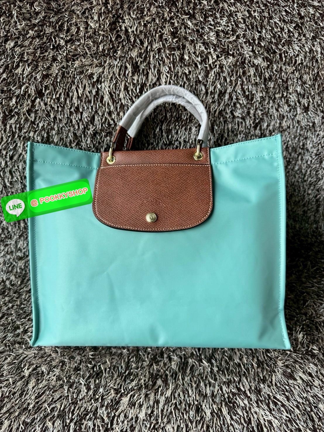 LONGCHAMP Cabas Tote bag L กระเป๋าโท้ทขนาดใหญ่ใช้ในชีวิตประจำได้หลายรูปแบบ ช่วยเพิ่มบุคลิกด้วยความสง่างาม มีกระดุมสแน็ปที่ปากกระเป๋า วัสดุไนลอนอันเป็นเอกลักษณ์ที่มีความยืดหยุ่นและน้ําหนักเบา