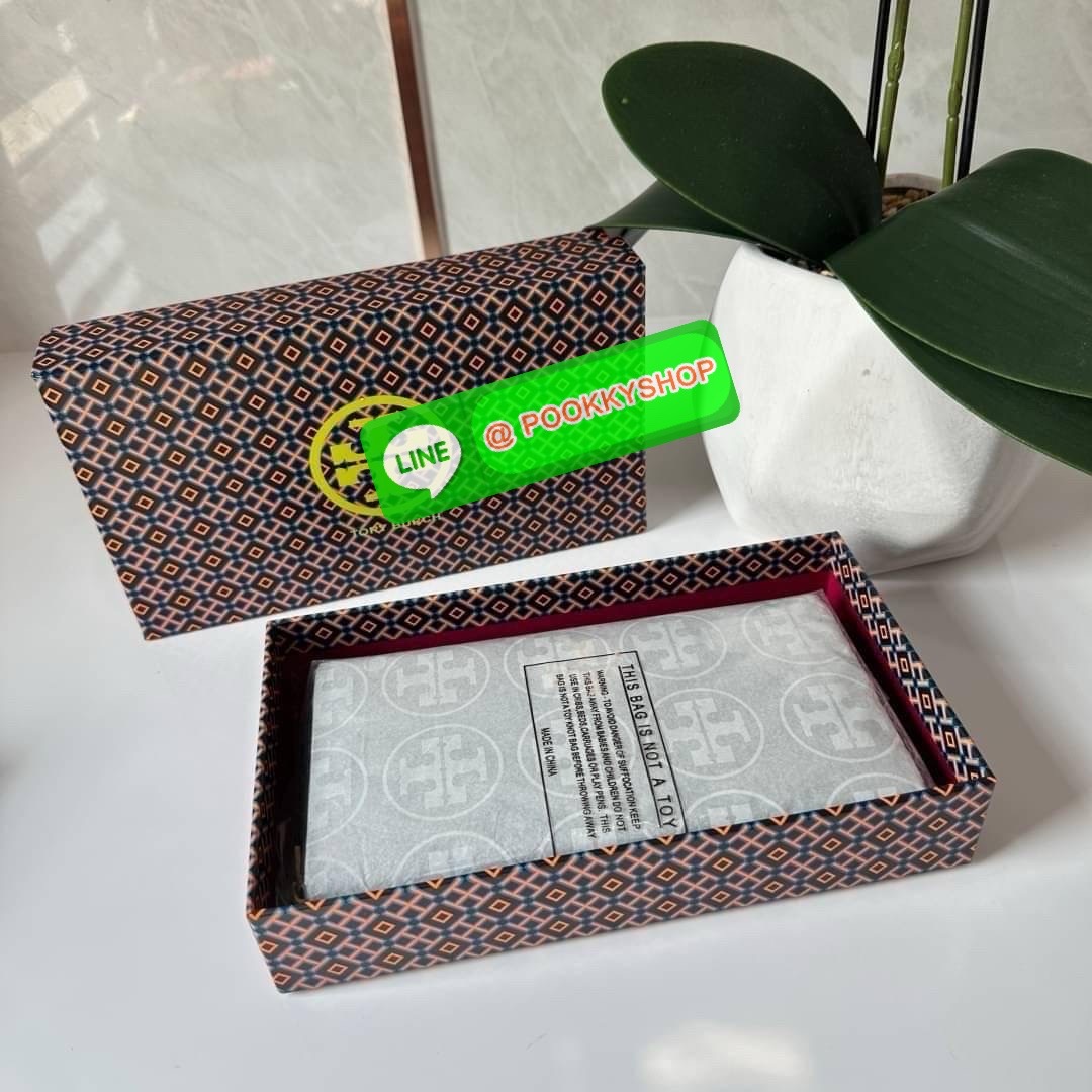 TORY BURCH ROBINSON MULTI GUSSET ZIP CONTINENTAL WALLET กระเป๋าสตางค์ใบยาว แบ่งสัดส่วนด้วยช่องซิปตรงกลางสำหรับใส่เหรียญ มีช่องใส่บัตร และใส่ธนบัตรได้ วัสดุหนังแท้ เปิด-ปิดกระเป๋าแบบซิปรูด ใส่โทรศัพท์มือถือได้ วันชิวๆพกกระเป๋าสตางค์ใบเดียวสะดวกมากค่ะ