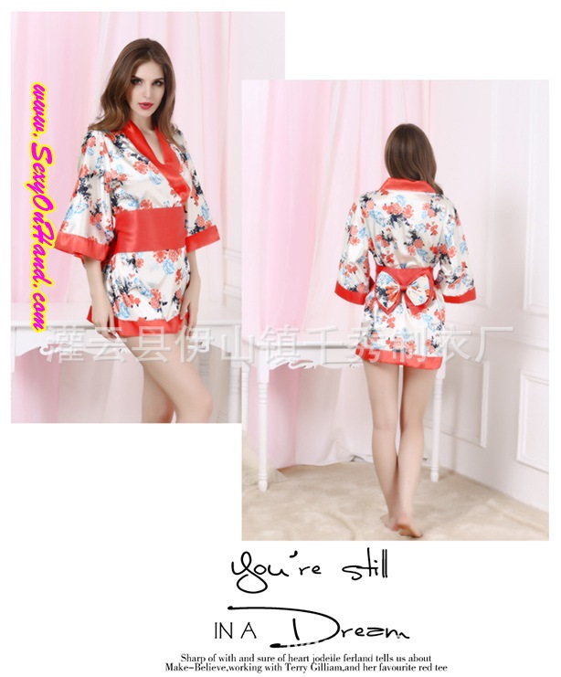 ชุดกิโมโน ยูกาตะ พื้นขาวแต่งลายดอกสีแดง พร้อมสายคาดและโบว์ในตัว+G-string เข้าชุด