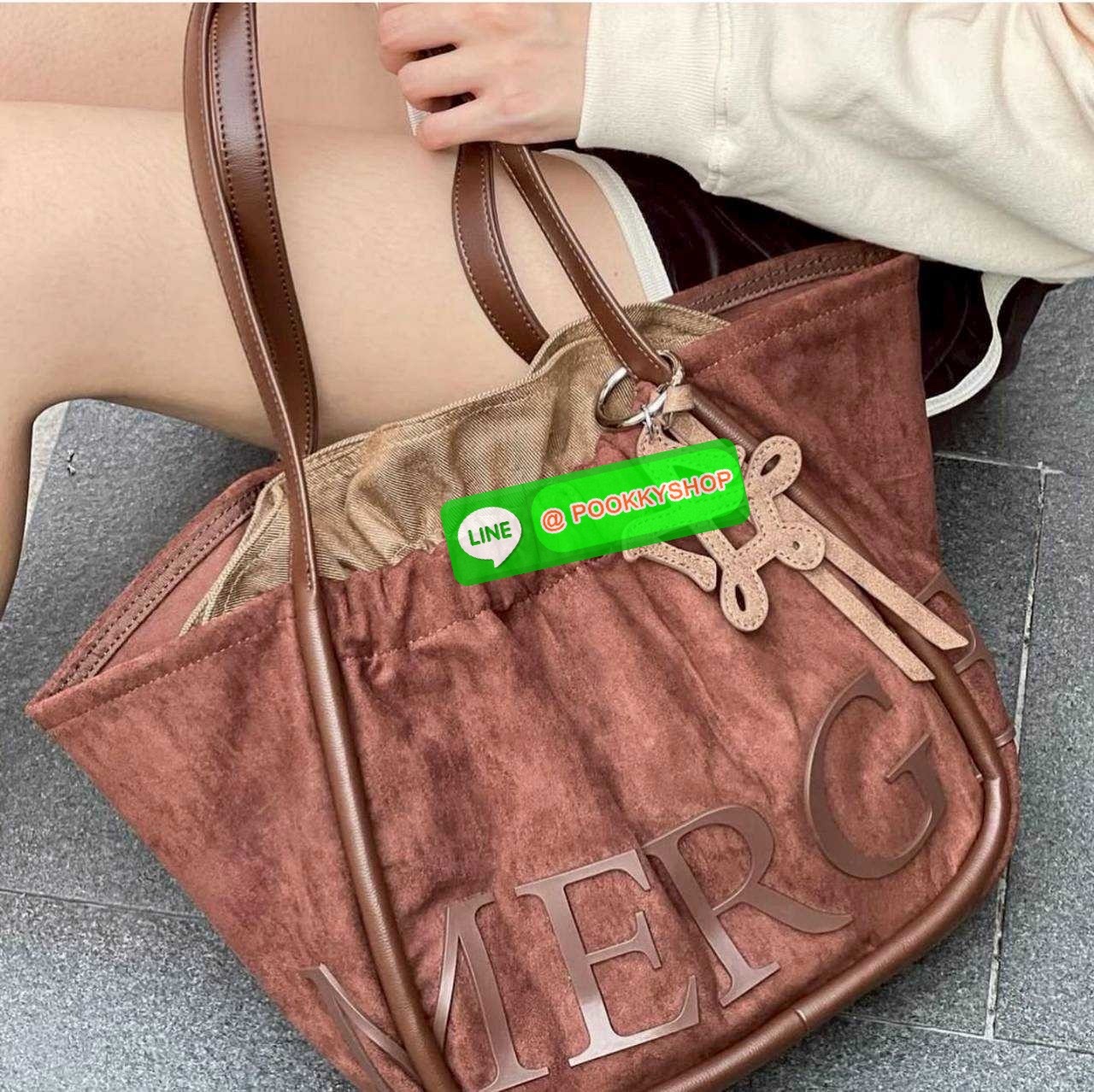 Merge a day bag (medium) 🔆 Details จะกี่รุ่นก็แรงไม่ไหว! กับกระเป๋าสะพายทรงสวย รุ่นผ้ากำมะหยี่ โทนสีน้ำตาลที่กำลังอินมากสำหรับปีนี้ รูปทรงยืดหยุ่น สามารถปรับปีกกระเป๋าเก็บทรงได้ สายสะพายคล้องไหล่ในตัว ภายในมีกระเป๋าผ้าซ้อนให้ ถอดออกได้ (มีอะไหล่เก