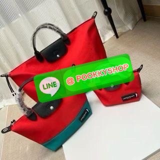 Longchamp Neo s Adjustable เป็นกระเป๋าสไตล์สปอร์ต ทันสมัย และใช้งานได้จริง น้ําหนักเบา กระเป๋าใบนี้เป็นเครื่องประดับที่มีเสน่ห์ในอุดมคติที่จะติดตามคุณในทุกกิจกรรมยามเย็นของคุณ มาพร้อมกับสายสะพายไหล่ปรับได้ สามารถพกพาได้ ทั้งแบบถือและสะพาย เหมาะสําหรับใช้ใ