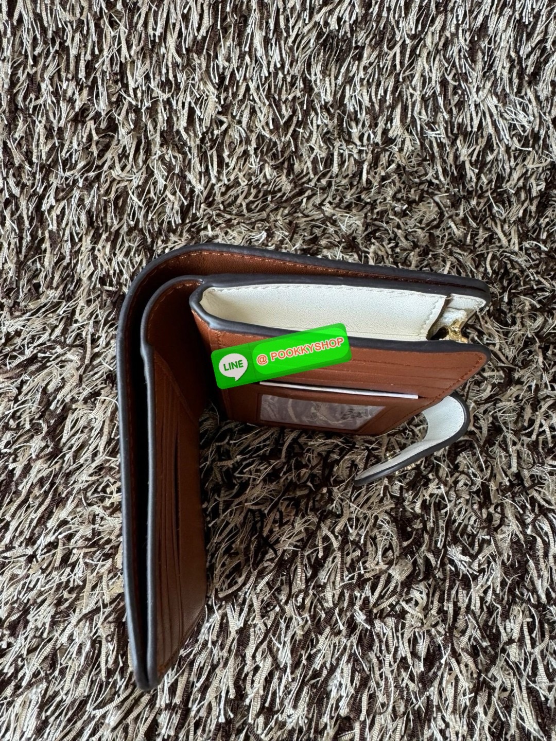 COACH MEDIUM CORNER ZIP WALLET IN SIGNATURE CANVAS กระเป๋าสตางค์ขนาดกลางที่ถือว่าเป็นไอเทม Must Have ของทุกเพศทุกวัยที่ต้องพกติดตัวไว้ตลอดเวลา เพราะนอกจากจะช่วยจัดเก็บเงิน บัตรประชาชน บัตรเครดิตและต่าง ๆ ให้เป็นระเบียบเรียบร้อยยังต้องคำนึงถึงประโยชน์ใช้สอ