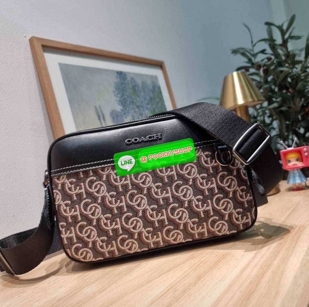 COACH CF484 GRAHAM CROSSBODY WITH COACH MONOGRAM PRINT 🔆 Details ใหม่ล่าสุด กับดีไซน์โฉมใหม่ ที่เปลี่ยนลุคไปเลย กระเป๋าครอสบอดี้ทรงยอดฮิตสุดคลาสสิค ใช้งานง่ายและสะดวก ด้านหลังมีช่องย่อย เปิด-ปิดด้วยซิปหลัก 2 ช่อง แบ่งสัดส่วน ภายในเป็นช่องโล่ง ใส่ข