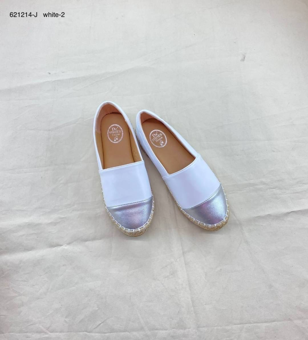 สินค้าขายดี พร้อมส่ง อร๊ายย รองเท้า slip on เป็นงานเรียบๆ แต่ดูดีมากค่า รุ่นที่สาวๆตามหามาแล้วจ้า งานสวยๆเกร๋ๆ ต้องรุ่นนี้เลยคะ รองเท้ารุ่นนี้สาวๆควรมีติดตู้ จะแมตช์กับกระโปรง👗หรือกางเกง👖 ก็น่ารัก ของมันต้องมีค่า