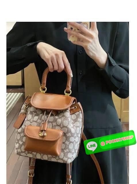 COACH RIYA BACKPACK 21 IN SIGNATURE TEXTILE JACQUARD (CH591) 🔖กระเป๋าเป้ดีไซน์ใหม่ไซส์มินิน่ารัก 🔖วัสดุ ผ้า jacquard ทอลาย ตัดสลับหนังแท้ 🔖 เปิด-ปิดแบบกระดุม ปากกระเป๋าสามารถกดล็อคเปิดปิดและมีเชือกรูดอีกชั้น ภายในโล่งกว้างใส่ของได้