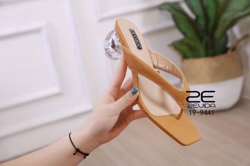 พร้อมส่งรองเท้าส้นกลม สวยหรู ดูเเพงเกินราคา สาวไฮห้ามพลาด งานอลังการเรียบหรู ทรงคีบหนังนิ่มอย่างดี งานดูเเพงเกินราคาดีเทลเด่นด้วยส้นเเก้ว น้ำดี ใสมาก