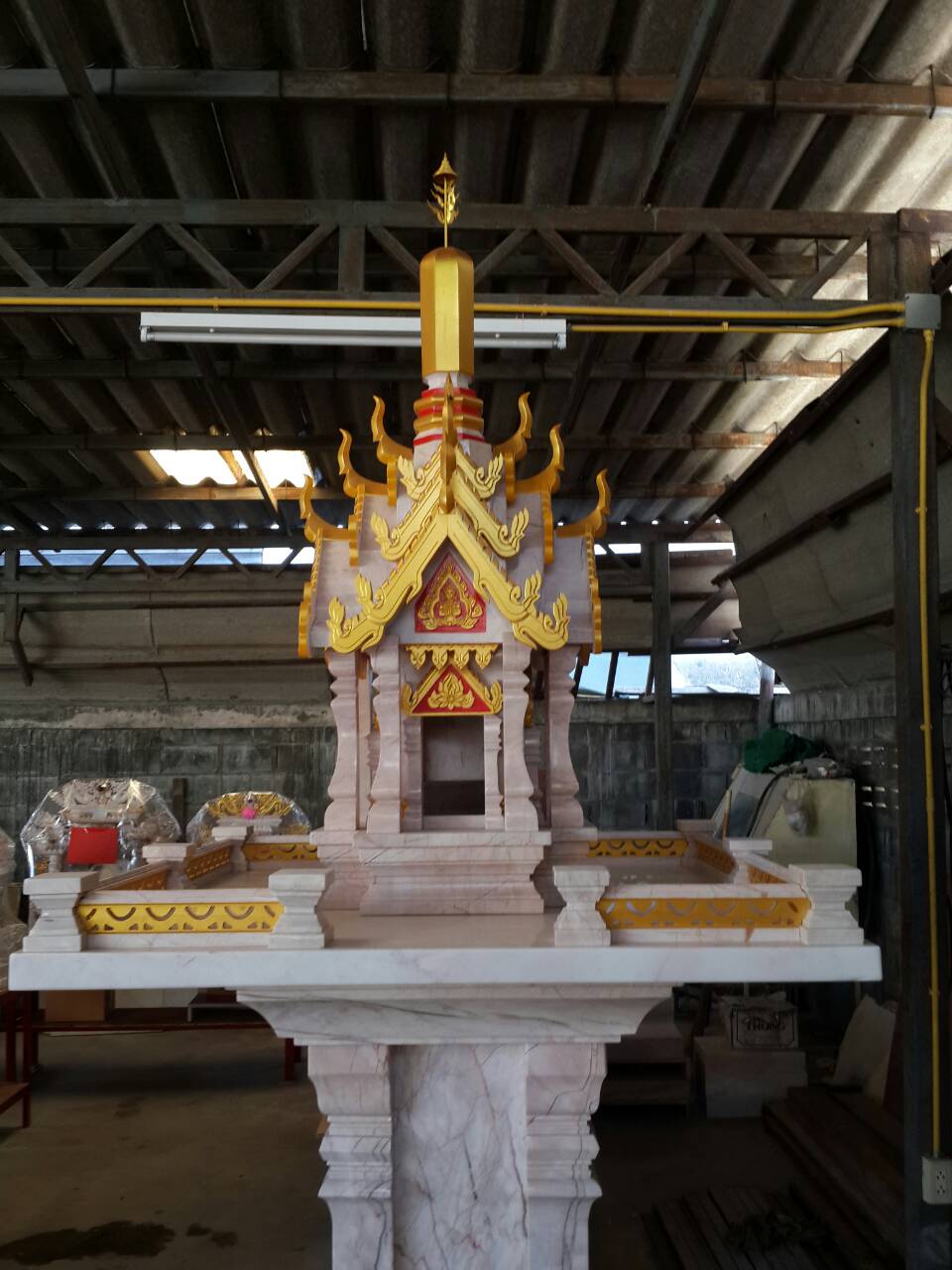 ศาลพระภูมิทรงปราสาท ขนาด ฐานกว้าง 126 ซม ยาว 126 ซม (สั่งเติมสีที่ตัวปราสาทพิเศษ)
