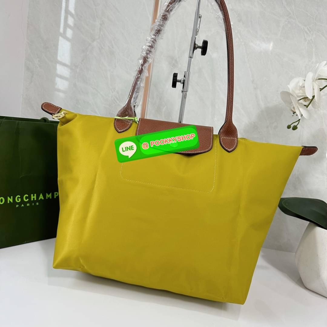 LONHGCHAMP LE PLIAGE ORIGINAL L TOTE BAG 🔖กระเป๋าสะพายไหล่ Le pliage ใบใหญ่ เรียบง่ายจุของได้เยอะ สามารถเก็บเอกสารหรือแล็ปท็อปได้คะ 🔖วัสดุ:ไนลอนเคลือบ 🔖เปิด-ปิดด้วยซิป ภายในกว้าง มีช่องลับแยกคะ 🔖สามารถพับเก็บได้พกพาสะดวกคะ