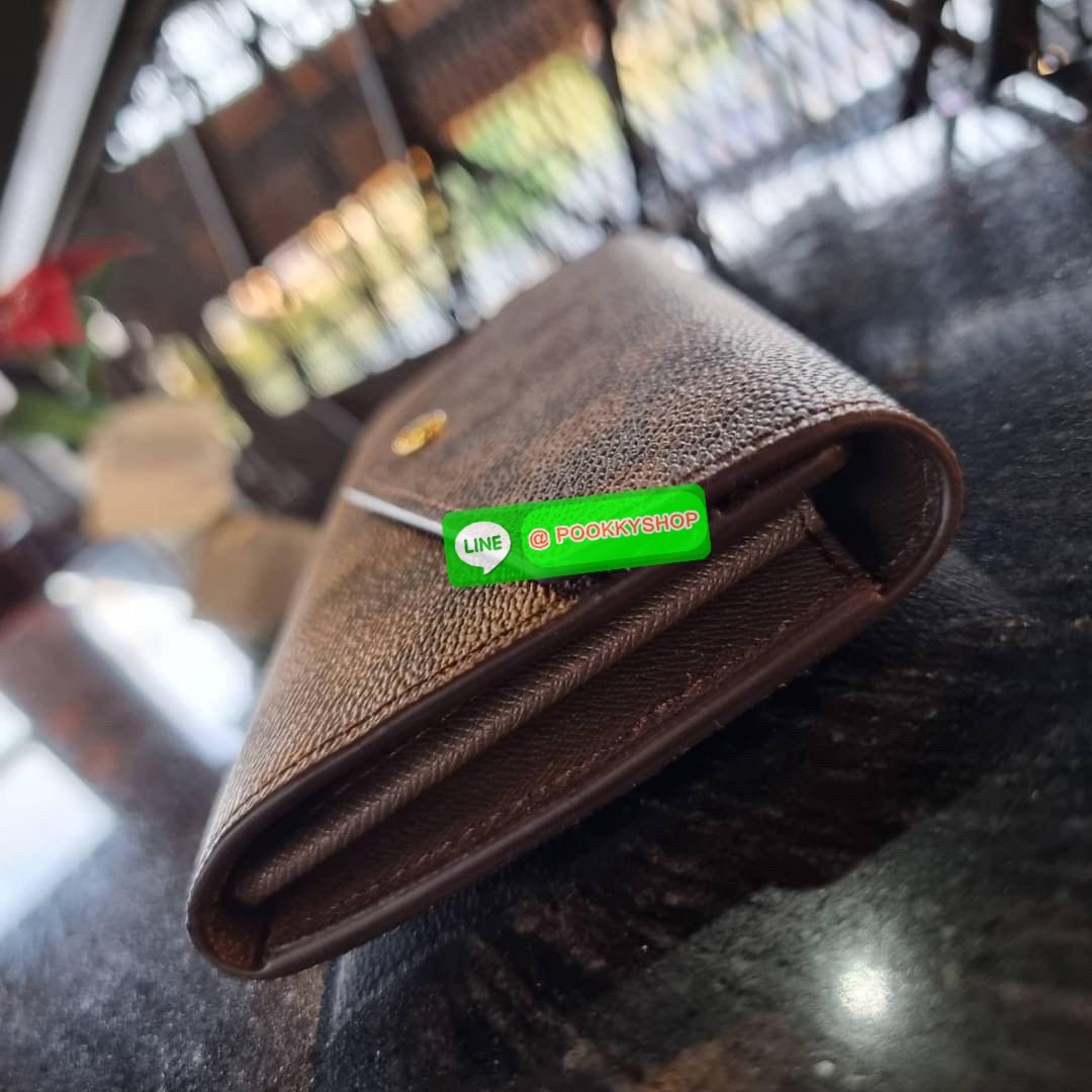 Hot item!! LV long flap wallet with gwp กระเป๋าสตางค์พรีเมี่ยมกิ๊ฟ เป็นไอเท็มสุดฮิต แบบฝาพับ ใช้งานสะดวกขึ้นกว่าเดิม รุ่น unisex ที่จะหนุ่มๆสาวๆ ก็ใช้ได้หมด!! ใบยาวขนาดกำลังเหมาะมือ ถือแล้วขับผิวทุกสี วัสดุหนังแคนวาส ทนทาน เปิด-ปิดด้วยกระดุม ภายในมีช่องใส