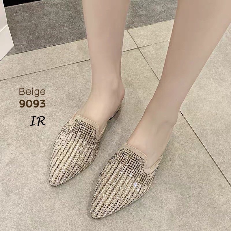 แบบขายดี!! พร้อมส่ง กรี๊ด!!! สลบ อัพเลเวลของคุณให้ดูสวยเก๋ยิ่งขึ้นด้วยคุ่นี้ สลิปเปอร์หนังกำมะหยี่ติดเพชรวิ้งๆทรงหัวแหลมสวยมาก ส้นสูง 1 นิ้ว ไม่เตี้ยจนเกินไป สวมใส่แล้วเก๋อย่าบอกใครเชียว