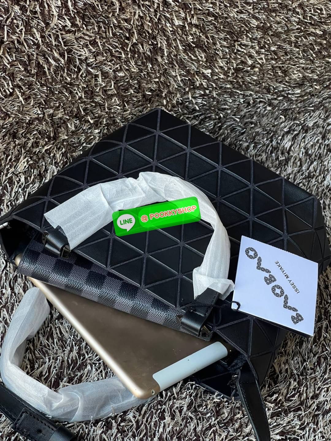 💕BAO BAO ISSEY MIYAKE MATTE CRYSTAL SMALL TOTE เป็นกระเป๋าทรงโท้ทที่มีความพิเศษด้วยการออกแบบแผ่นสามเหลี่ยมแบบใหม่จัดเรียงต่อกันในแนวตั้งเสริมกระเป๋าให้ดูหรูหรา ทันสมัย และดูมีเอกลักษณ์เป็นของตัวเอง อีกทั้งยังมีโครงสร้างฐานตาข่าย นอกจากช่วยให้กระเป