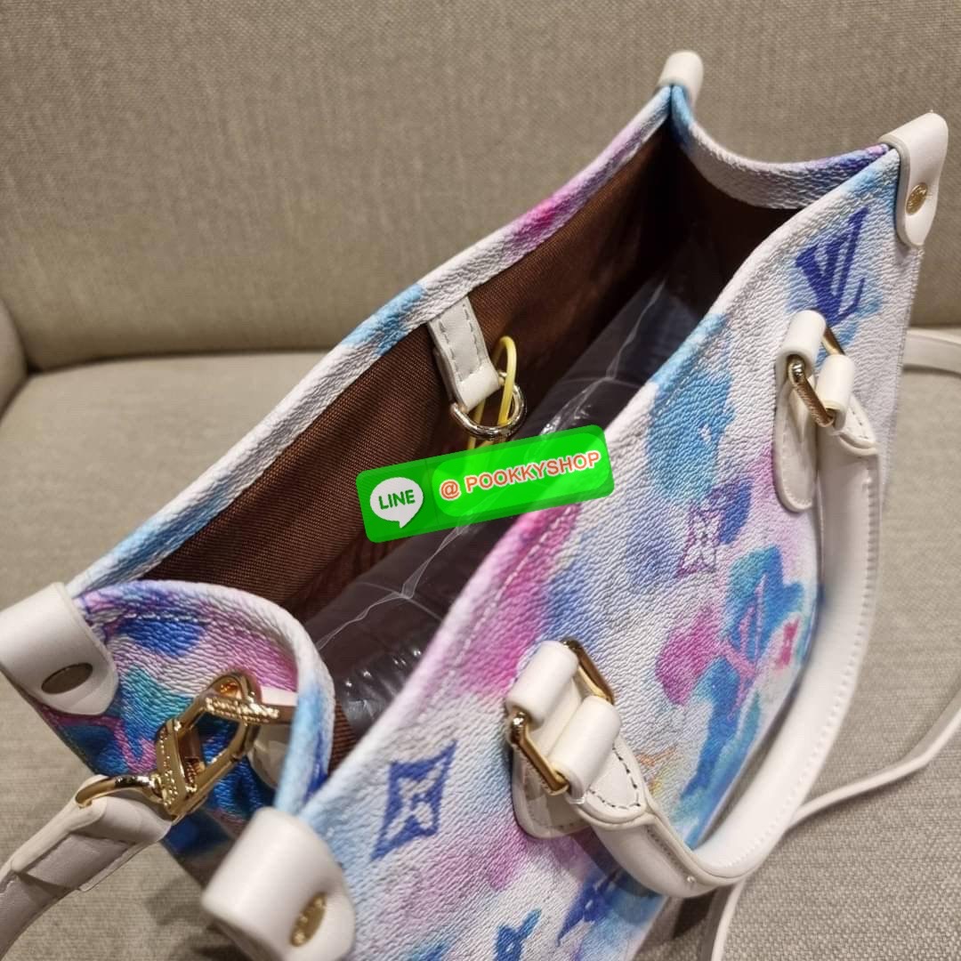 New in!! จากเคาน์เตอร์ dutyfree LV watercolor multi tote กระเป๋าทรงโท้ทคอลใหม่ ดีไซน์สดใส สบายตา ด้วยลวดลายเพ้นท์สีน้ำ ไม่ซ้ำใคร วัสดุหนังแคนวาส ทนทาน ที่มาพร้อมหูจับในตัว และสายสะพายข้าง ให้ปรับใช้ได้ทุกสไตล์ความชอบ ภายในโล่งกว้าง มีอะไหล่เกี่ยวที่ปากกระ