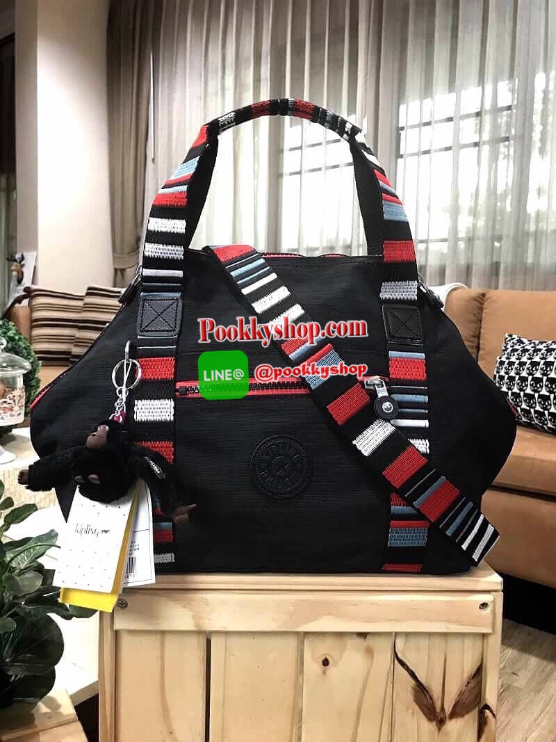 NEW ARRIVAL! KIPLING ART NYLON HANDBAG กระเป๋าถือหรือสะพายรุ่นแนะนำวัสดุ Nylon+Polyester100% น้ำหนักเบา โดดเด่นที่สามารถรูดซิปมุมกระเป๋าเปลี่ยนทรงได้ไม่จำเจ มีหูหิ้วสะพายไหล่เเละสายยาว crossbody เลื่อนปรับระดับได้ มือจับหูหิ้วเป็นหนังปั้มโลโก้ เปิดปิดด้วย