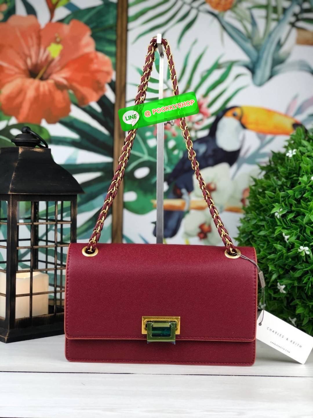 Restock พร้อมส่งครบสีค่า เพิ่มความหรูหราให้คุณกับใบนี้เลยค่ะ Charles & Keith Chain Strap Shoulder Bag กระเป๋าสะพายสายโซ่วางอยู่ทรง วัสดุหนังลายเกรน ตัดกับอะไหล่สีทองหรูหราลงตัว เปิดปิดแบบตัวดันล็อก ด้านในมีช่องซิปเล็ก1 ช่อง จุของได้ดี ใส่กระเป๋าเงินใบยาวไ