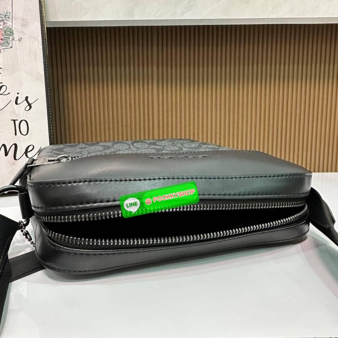 COACH Houston Flight Bag In Signature ((73336)) พร้อมส่งอีกครั้งค่ะ รุ่นที่คุณผู้ชายต้องมีติดตัว! กระเป๋าสะพายครอสบอดี้ร์ หนังแท้ หนังนิ่มดีค่ะ ด้านหน้าเป็นช่องซิปยาวให้หนึ่งช่อง เปิดปิดกระเป๋าแบบซิปภายในโล่ ใส่ของได้เยอะพอประมานเลยนะคะ พร้อมช่องแยกย่อย ใ