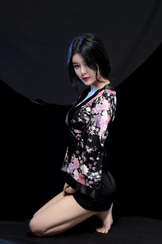 ชุดคลุมเซ็กซี่ สาวซามูไร กิโมโนสั้น สีดำ เซ็กซี่ ซีทรู แนวเกอิชา นางรำญี่ปุ่น ช่วงบนสีพื้นชมพูอ่อนลายดอกซากุระ ด้านล่างกระโปรงดำสั้น พร้อมสายคาดเอวและโบว์สำเร็จ น่ารักเซ็กซี่ ขี้เล่นคะ +G string เข้าชุดคะ