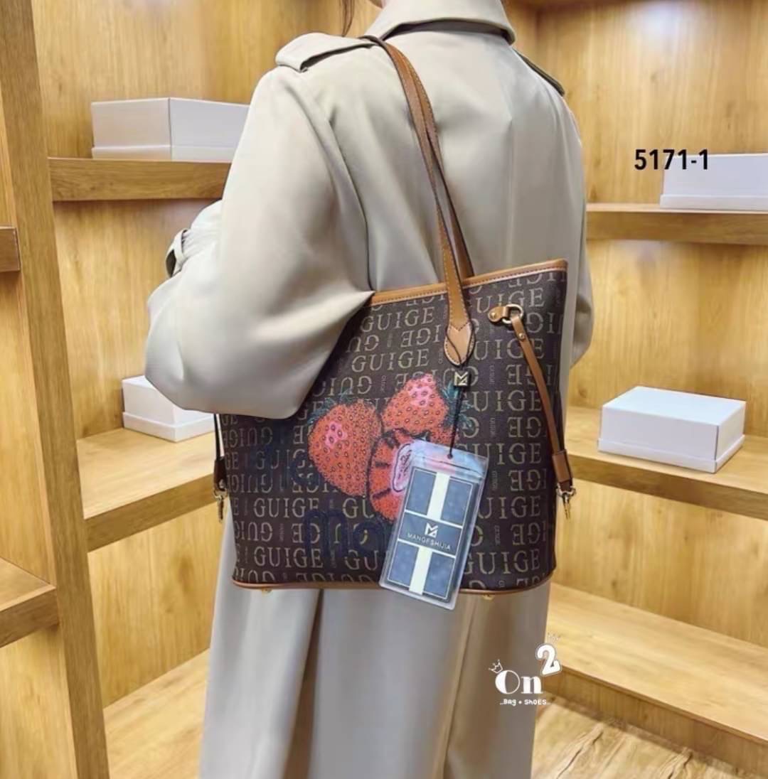 NEW-IN 🤎 Tote bag ทรงนี้จุได้เยอะมากๆค่า ใส่ I Pedได้นะคะ มาใหม่ ลายโมโนแกรมสวยหรู ดูแพงค่ะ👏🏻✨แนะนำสุดๆค้า จุได้เยอะ
