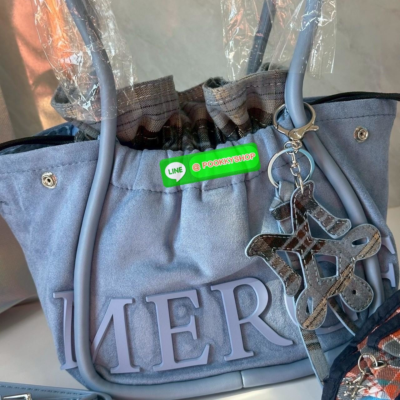 A Day Bag Mini’ in suede กระเป๋าหนังกลับเนื้อเนียน สายเกาหวานปนเท่ MERGE คอลเลกชันพิเศษ ดีไซน์เก๋พร้อมพวงกุญแจลายพิเศษ เข้าเซ็ตสุดคุ้ม!ใบเล็กสามารถ พกพาง่าย น้ำหนักเบา กระเป๋าหูรูดด้านใน ผลิตจากผ้าลายสก็อต ตัวกระเป๋ามี Snap ด้านข้าง ที่สามารถพับปีกกระเป๋า