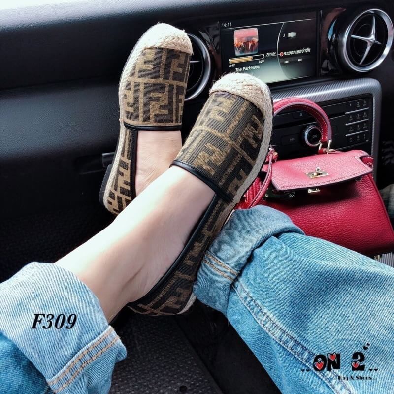 Fendi Shoes ผ้าใบแบบสวม Fendi วัสดุcanvas ทอลาย แบรนด์ แต่งขอบด้วยปอถัก งานพื้นตีแบรนด์ คู่นี้ทรงสวยคะ น้ำหนักเบาสวมใส่สบายเท้า มา 1 สี นะคะ