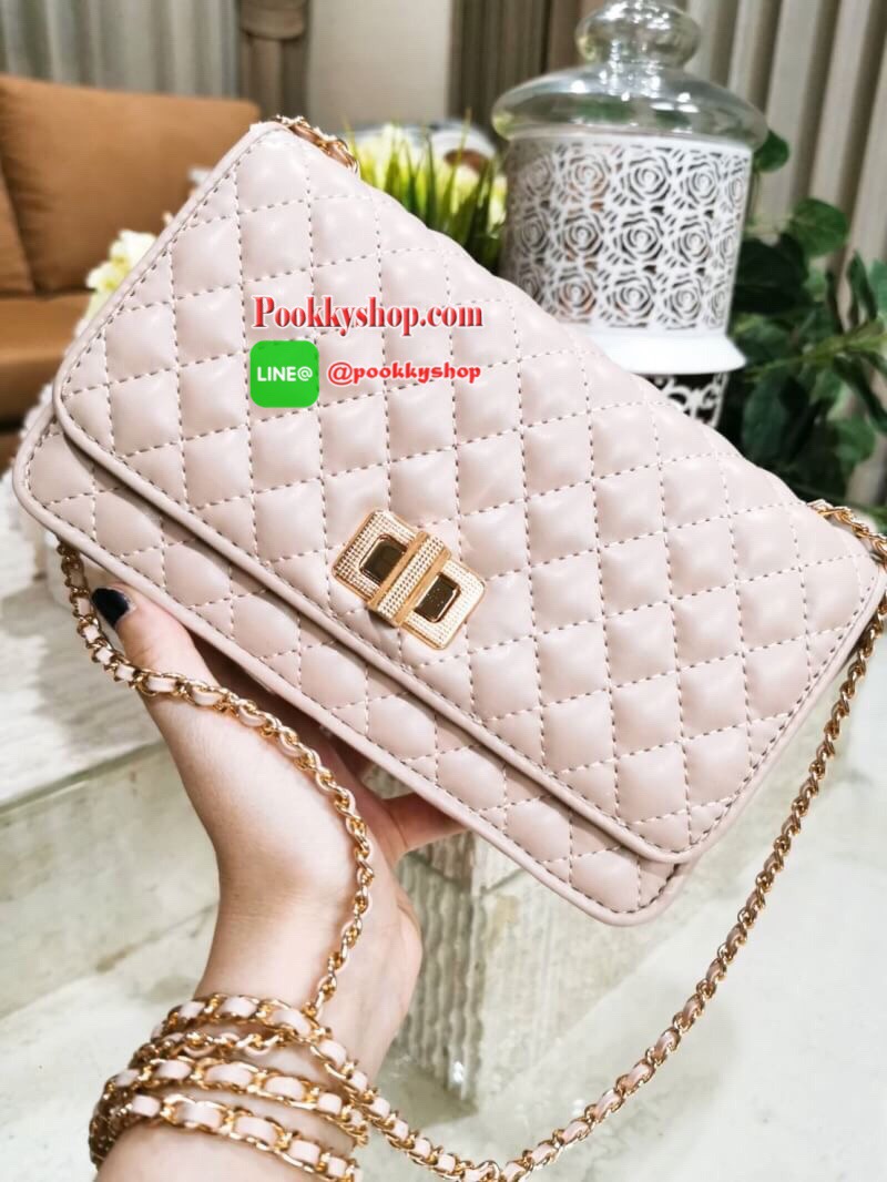 พร้อมส่ง! BEST SELLER! CHARLES & KIETH MINI CLUTCH BAG กระเป๋าสะพายทรงคลัชรุ่นยอดนิยมดีไซน์คลาสสิควัสดุหนังนิ่มลายตารางสวยอยู่ทรงขนาดมินิสไตล์ Chanel เปิดปิดด้วยตัวล๊อคแบบบิดอะไหล่ทอง ด้านหลังประดับโลโก้แบรนด์สวยดูดี มาพร้อมสายสะพายโซ่ร้อยหนัง Crossbody ไ