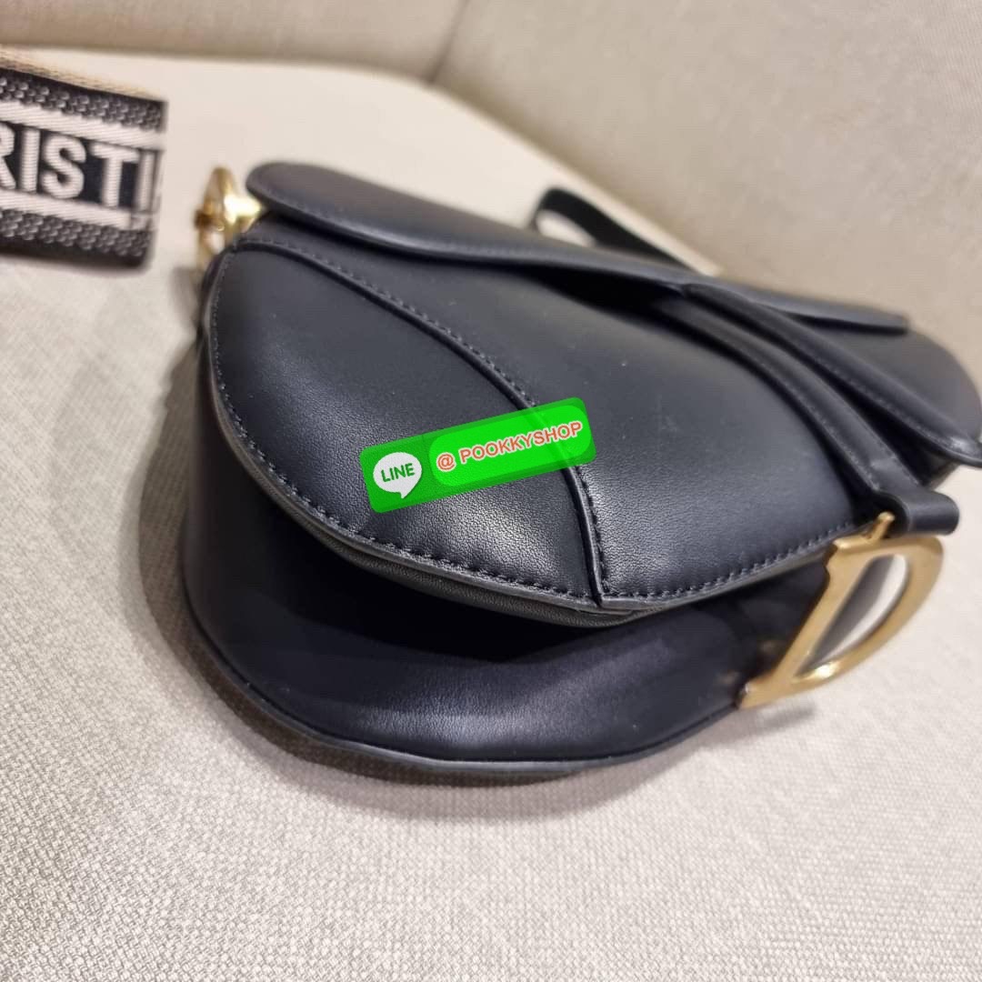 CD SADDLE BAG CALFSKIN กระเป๋าสะพายข้างพรีเมี่ยมกิ๊ฟ ทรงสวยไม่ซ้ำใคร กิมมิคในตัว ดูแพง ไซส์ใหญ่ ดีไซน์ย้อนยุค เป็นเอกลักษณ์สวยทุกแบบ เปิด-ปิดด้วยกระดุมแม่เหล็กซ่อน ใช้งานง่ายมากๆ ภายในเป็นช่องโล่ง มีช่องซิป วัสดุหนังลูกวัวฟอกสี ใส่ของสำคัญได้เลย หมดห่วง ม