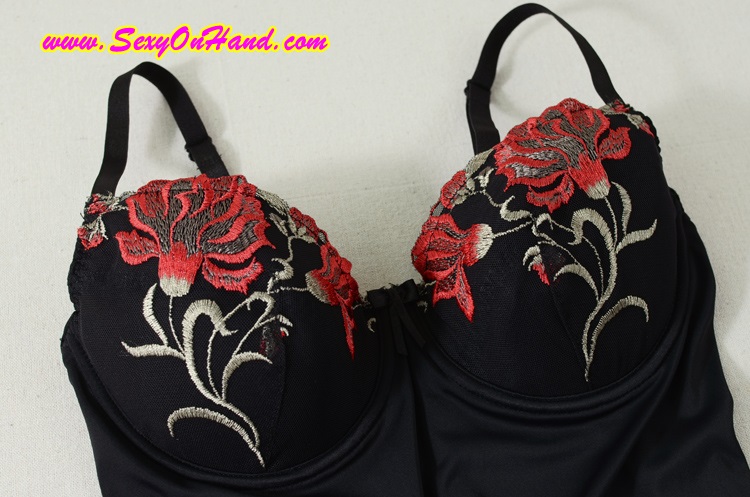 ชุดนอน เซ็กซี่ ชุดบอดี้สูท แต่งปักดอกกุหลาบสีแดง แต่งผ้าซีทรู ช่วงอก และโคนขา สินค้าส่งออกญี่ปุ่น เนื้อผ้าSpandexเกรดพรีเมี่ยม หรูมากๆคะ Size C75/B80 (34C/36B)