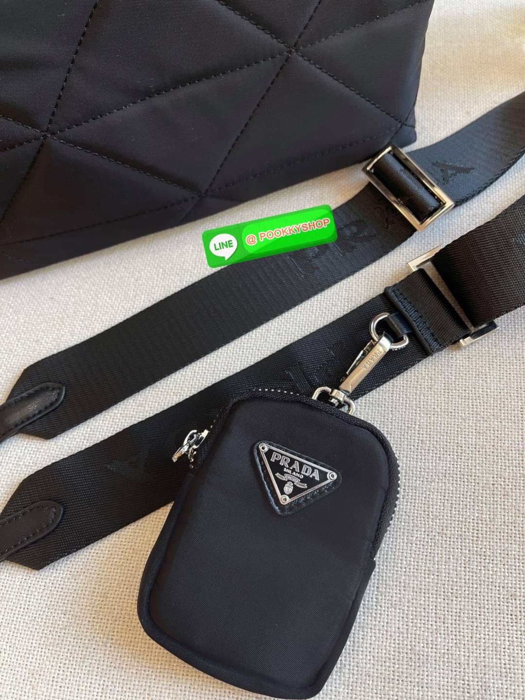🌟 NEW ARRIVIAL มาใหม่กับกระเป๋าถือ ทรงยอดฮิต จากงานพรีเมี่ยมกิ้ฟจากแบรนด์ PRADA อะไหล่เงินทั้งใบ ตัวกระเป๋าอยู่ทรงสวย ลายตาราง วัสดุทำจากผ้าNylon เปิดปิดด้วยซิป ด้านใน มีช่องซิปช่องแยกและช่องใหญ่ แบ่งเก็บของได้เป็นสัดส่วน ขนาดกพลังดี ใส่ของได้หลาก