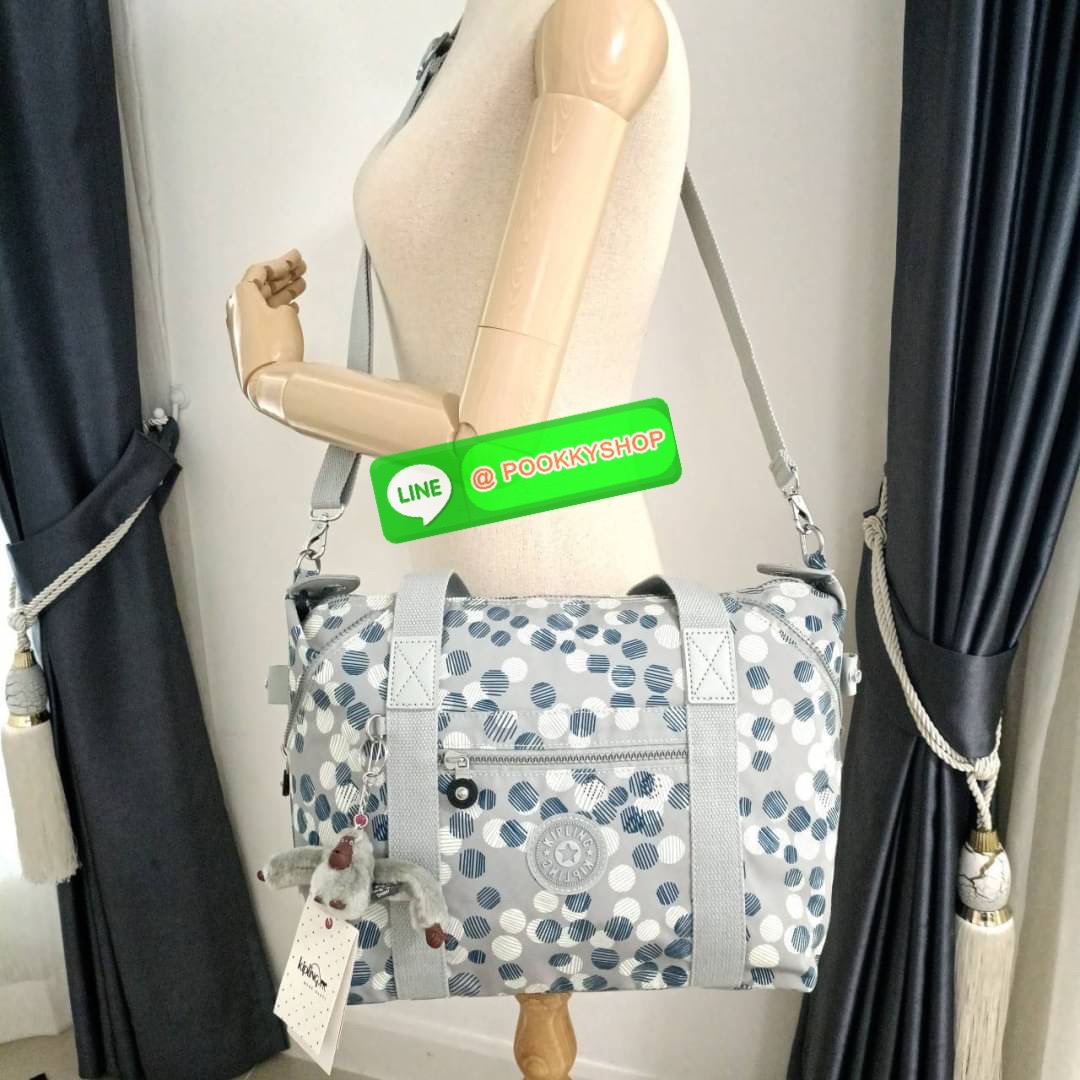 KIPLING Art Medium Tote Bag กระเป๋าเป้สะพายหลัง วัสดุด้านนอก Nylon +polyester กระเป๋ารุ่นฮิตตลอดกาล จาก kipling ลายใหม่ -ด้านหน้ามีช่องแยกใส่ของใช้เล็กๆน้อย 2 ช่อง -ช่องหลักโล่ง กว้าง จุของได้เยอะมาก พร้อมสายคล้องพวงกุญแจและช่องซิปแยกด้านข้างผนังกระเป๋า -