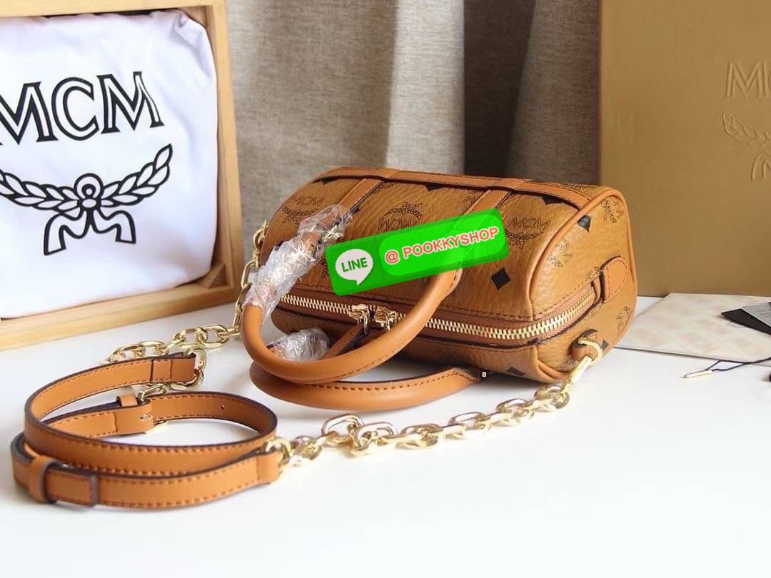 👜 MCM Aren Boston Bag in Visetos 👜 Aren Boston Bag 🧡 กระเป๋าทรงหมอนสุดคลาสสิกที่กลับมาแรงอีกครั้ง 🌿 เล็กพอดีมือ สะพายแล้วดูแพงแบบ Effortless ✨