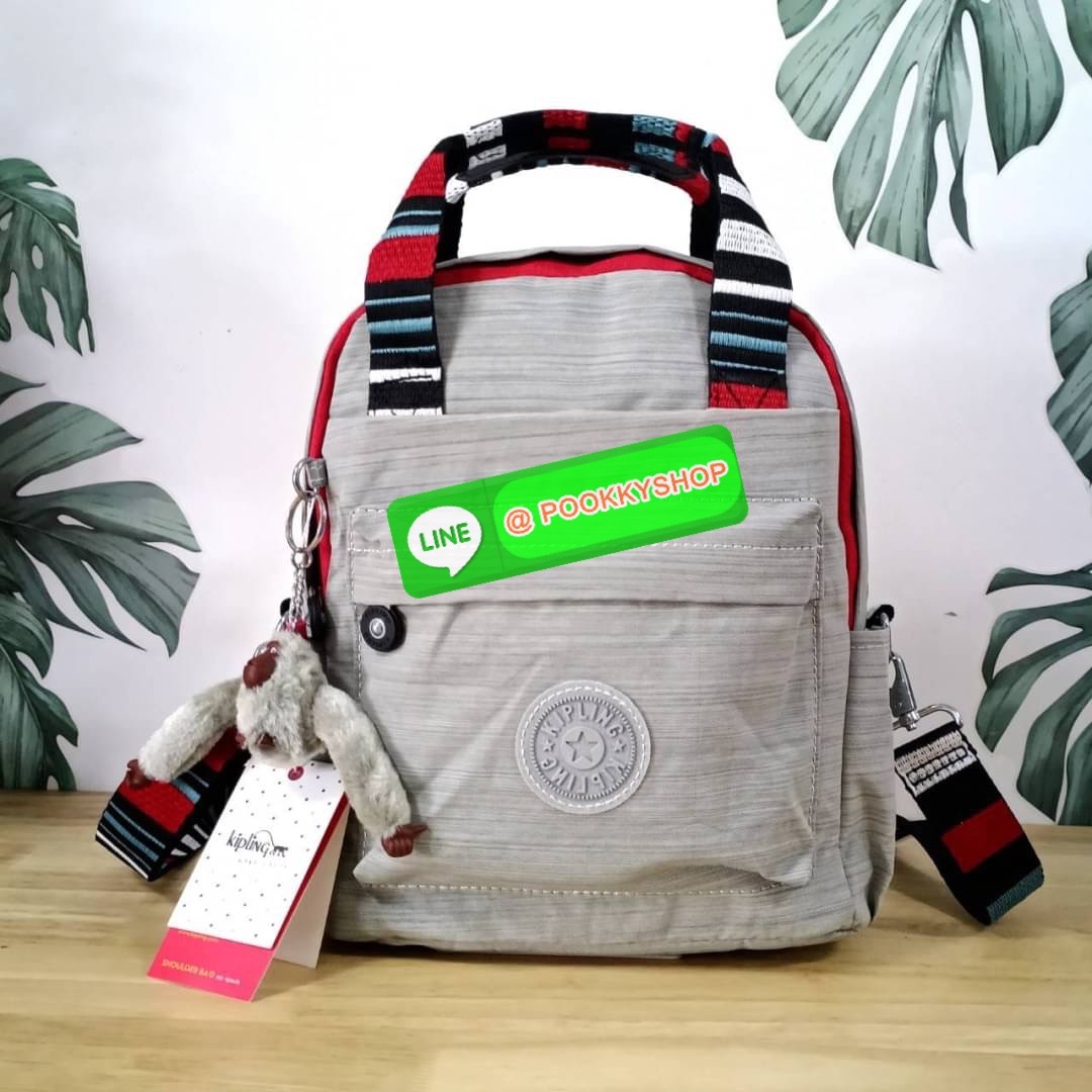 KIPLING 3 WAYS MINI BACKPACK ซับในลายตาราง กระเป๋าสะพาย 3 Ways รุ่นใหม่ วัสดุ Nylon & Polyester 100% หูหิ้วหนังปั๊มชื่อแบรนด์ สายสะพายยาวเลื่อนปรับได้ free size และ สามารถถอดได้ สามารถถือหรือสะพายได้ จะสะพายไหล่ สะพายเฉียง Crossbody หรือจะคล้องสายเป็นเป้ส