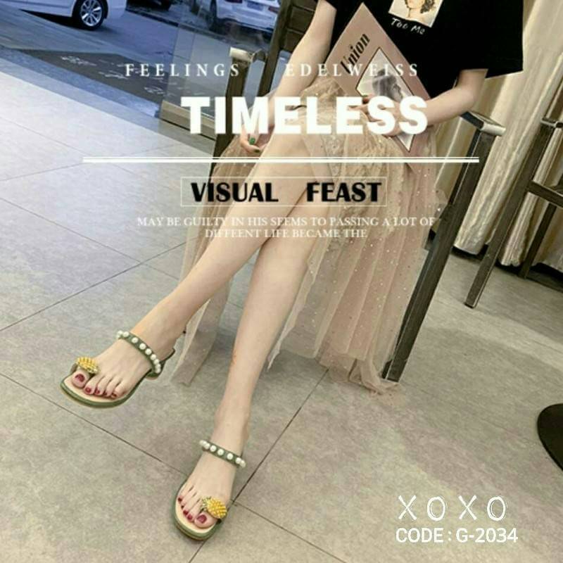 สินค้าพร้อมส่ง แตะสวมมีส้นเล็กน้อย งานใส่สบาย ส้นทรงสวย วัสดุหนัง PU สวมนิ้วโป้ง อะไหล่ทรงรูปสับปะรด สวย เก๋ เด่น คาดทับแต่งคาดไข่มุกด้านบน อีกชั้น สวยงาม สวมใส่แมทส์ชุดง่าย น้ำหนักเบา