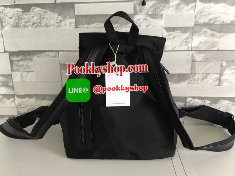 กระเป๋าสะพายหลัง Calvin Klein Backpack เป้ สีดำ พร้อมส่งที่ไทย 2017 กระเป๋าหนังสลับไนล่อน สุด chic มาพร้อมป้ายยี่ห้อ metal สีเงิน ตัดสีดำ อย่างโดดเด่น ข้างหลังมีซิปเปิดปิดได้ค่ะ ช่องกระเป๋าปกติใช้สายรูด แบบขนมจีบ ล็อคด้วยกระดุมเป๊ก สะดวกสบายและจุของได้เย