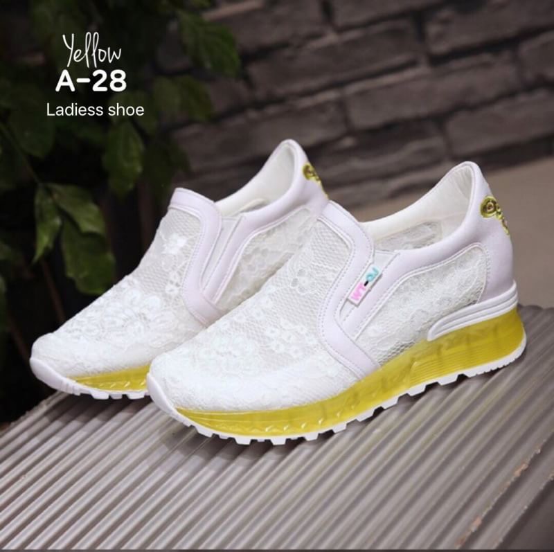 แบบใหม่งานนำเข้า มาแล้วจร้าน่ารักไปอิ้ก รองเท้าผ้าใบแฟชั่นวัสดุผ้าลูกไม้ พื้นpuน้ำหนักเบา เสริมส้นสูง4.5cmทรงสวมใส่ง่าย เพิ่มดีเทลพื้นใสปักผีเสื้อด้านหลัง งานใส่ได้ตลอดไม่ตกเทรนด์