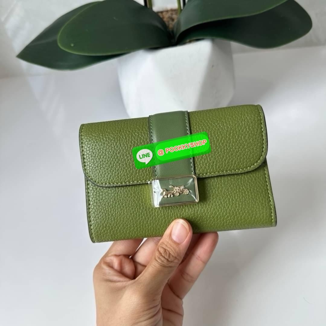 Coach Medium Grace Wallet (Cl421) 🔖กระเป๋าสุดหรูใบกลาง ขนาดกำลังดีกระทัดรัด 🔖วัสดุ : pebble leather 🔖ภายในมีช่องใบบัตรเครดิต 6 ช่อง มีช่องใส่เหรียญแยก สามารถใส่ธนบัตรแบงค์พันได้คะ