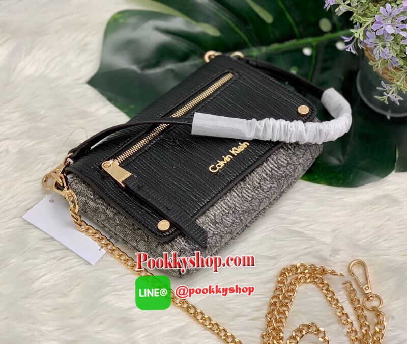 New arrival !! CALVIN KLEIN HANDBAG // SHOULDER BAG กระเป๋าถือ//คล้องไหล่//สะพายข้าง//หรือครอสบอดี้ร์ได้ค่ะ ดีไซด์สวย น่าใช้มากๆค่ะ วัสดุหนังผสมนิ่มมือค่ะ ด้านมีโลโก้แบรนด์ พร้อมช่องซิปใส่ของจุกจิก เปิดปิดกระเป๋าแบบกระดุมแม่เหล็ก ภายในแบ่งสามช่อง สามารถใส