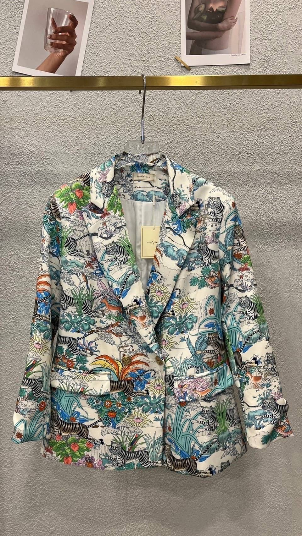 เบลเซอร์สูทลาย animal สีสันจัดจ้าน ต้อนรับซัมเมอร์ไปเลยค้า ตัวสูทคัตติ้งเนี้ยบ ทรงoversize เย็บซับติด งานสวยมากๆค่ะ