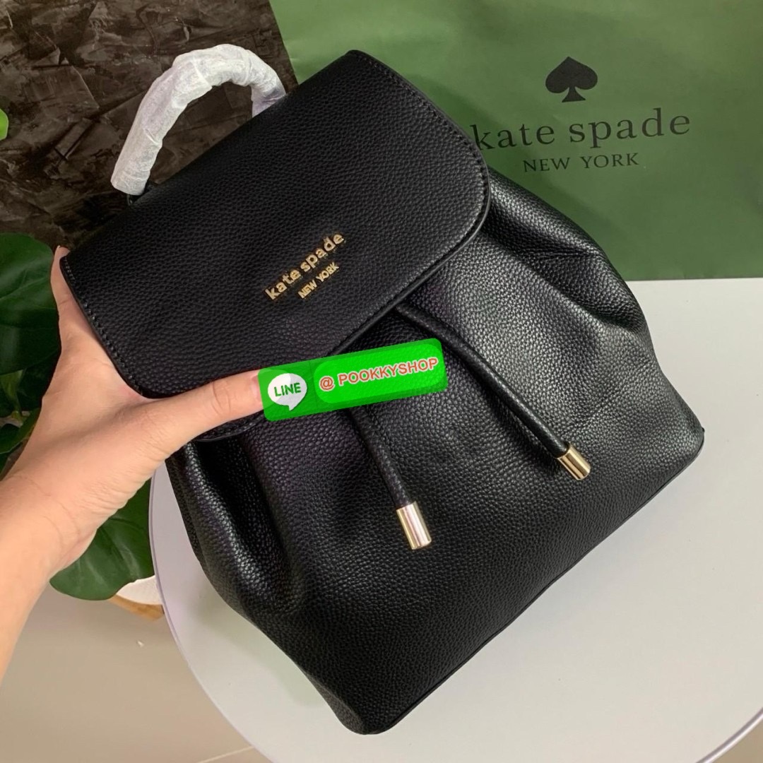 KATE SPADE NEW YORK Sinch Pebbled Leather Medium Flap Backpack กระเป๋าสะพายเป้หนังนิ่มลายหนังสวย ด้านหน้าตกแต่งด้วยชื่อแบรนด์ มีช่องซิปเล็กด้านข้างกระเป๋า 1 ช่อง ช่องใหญ่เปิด-ปิดด้วยตัวรูด ด้านในโล่งกว้างจุของได้เยอะมาก และมีช่องซิปใส่ของจุกจิกค่ะ