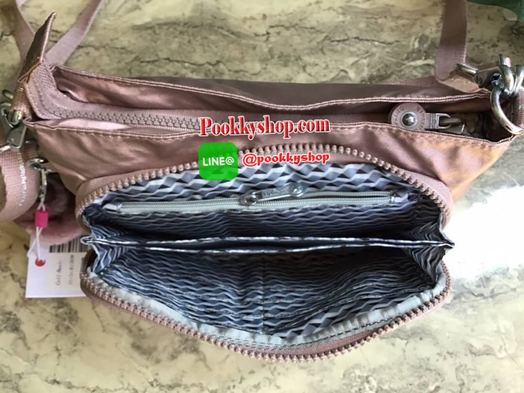 Kipling milos crossbody bag (K13696) กระเป๋าสะพายข้าง crossbody ขนาดกำลังดี มี 2 สาย สายสะพายสั้น ถือเป็นทรงพอรช์(pochette)ถอดเปลี่ยนสลับกับสายยาวได้ มีช่องซิปใช้งาน3ช่อง 2ช่องใหญ่ภายในมีเล็กแยกเป็นสัดส่วน ใส่มินิไอแพค กระเป๋าสตางค์ยาวได้ ด้านหน้ามีช่องซิ