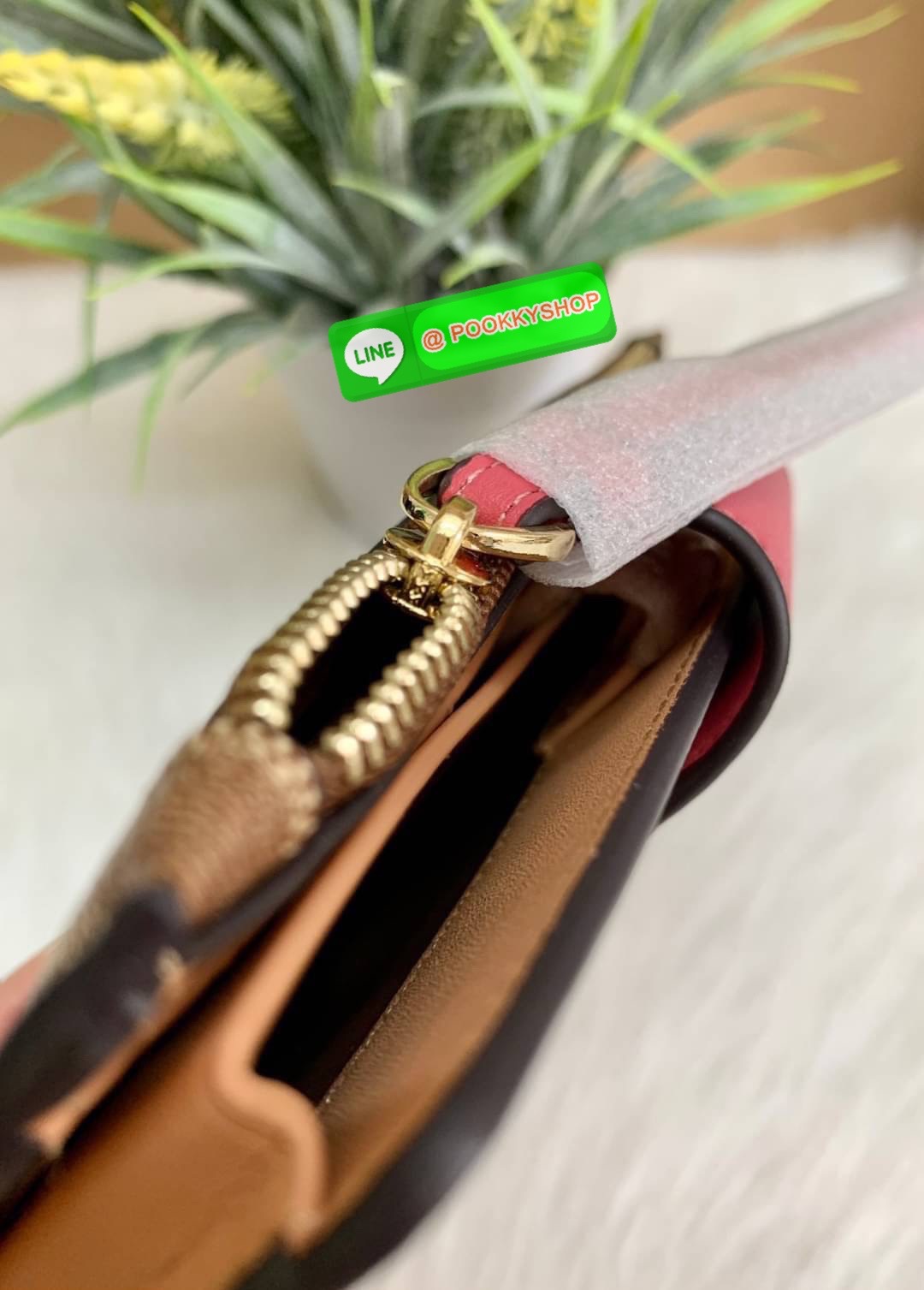 COACH TECH WALLET IN COLORBLOCK SIGNATURE ((C2874)) ✔️กระเป๋าเงินใบยาว หนังแท้ พร้อมสายคล้องมือในตัวค่ะ ✔️เปิดปิดด้านหน้าแบบฝากระดุม ภายในมีช่องใส่ธนบัตร2ช่อง ;สามารถใส่มือถือ iphone 10 xs max ได้เลยค่ะ ✔️มีช่องเสียบธนบัตร7ช่อง;พร้อมช